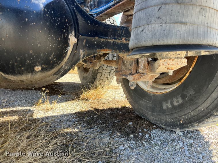 image for item ED2359 2004 Freightliner Columbia semi truck