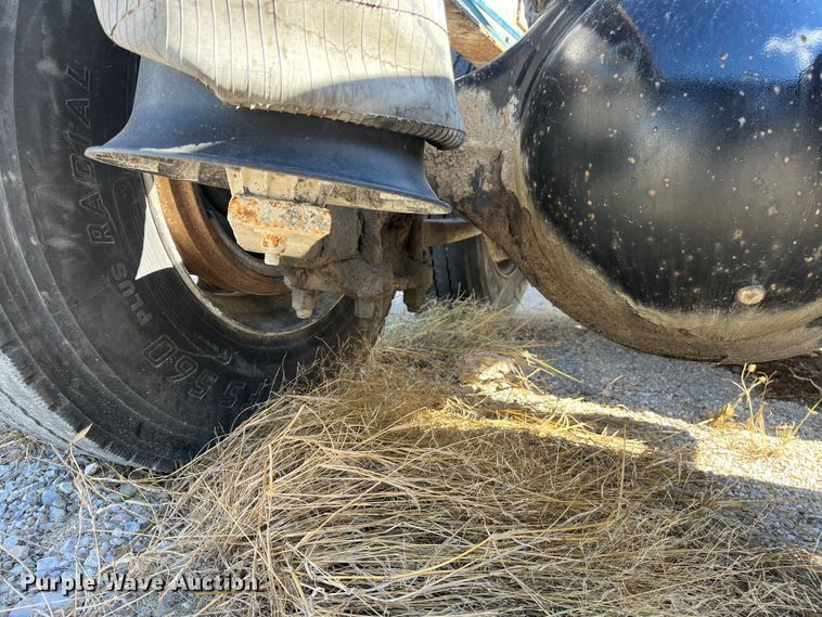 image for item ED2359 2004 Freightliner Columbia semi truck