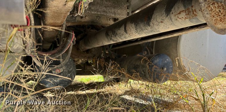 image for item ED2359 2004 Freightliner Columbia semi truck