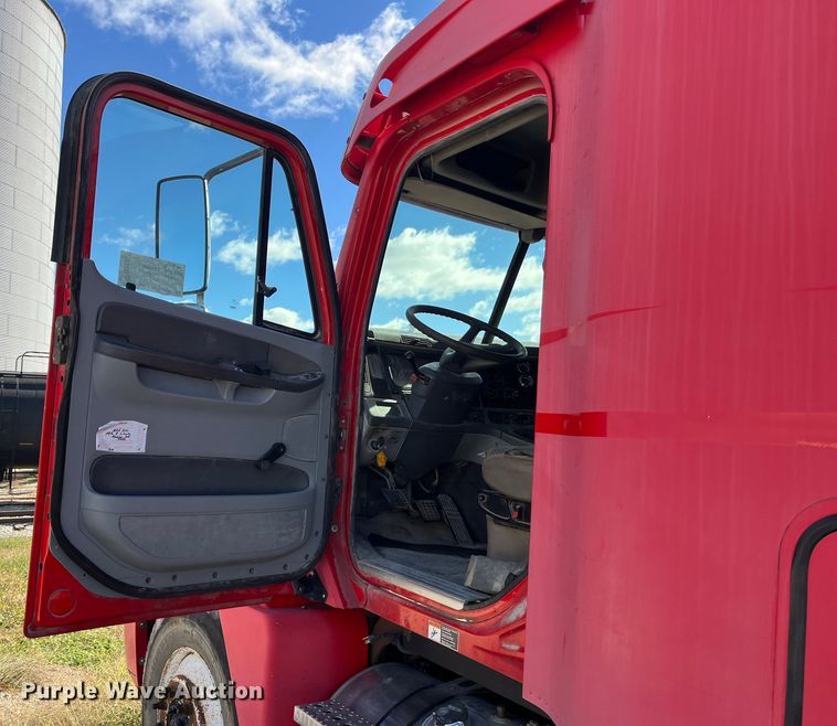 image for item ED2359 2004 Freightliner Columbia semi truck