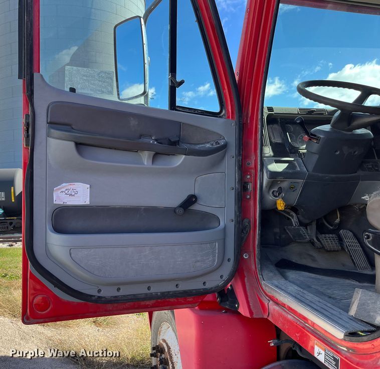 image for item ED2359 2004 Freightliner Columbia semi truck