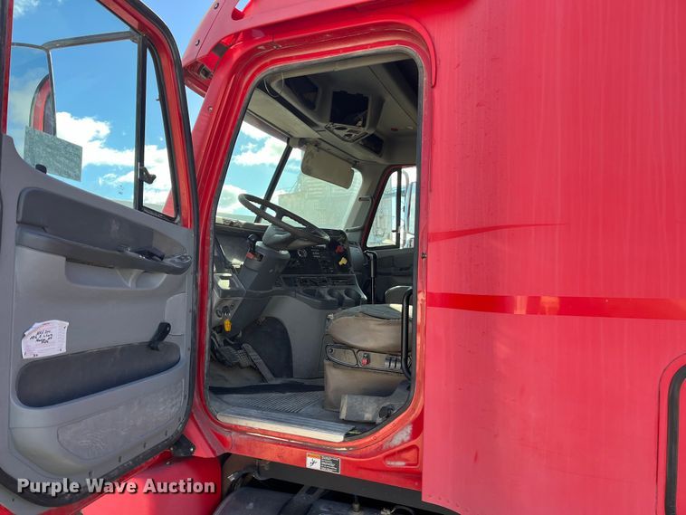 image for item ED2359 2004 Freightliner Columbia semi truck