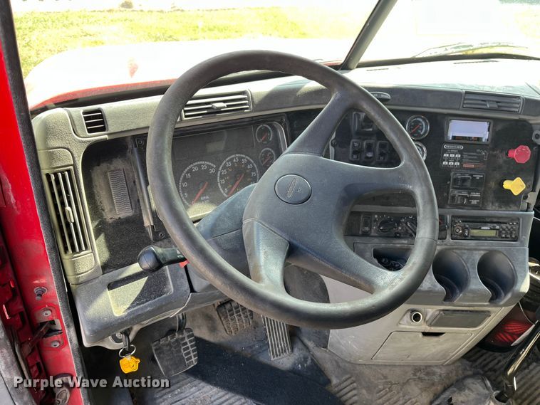 image for item ED2359 2004 Freightliner Columbia semi truck