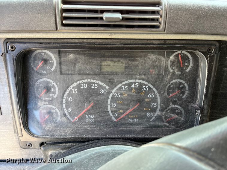 image for item ED2359 2004 Freightliner Columbia semi truck