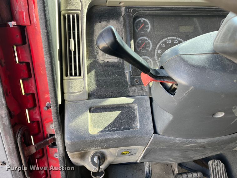 image for item ED2359 2004 Freightliner Columbia semi truck