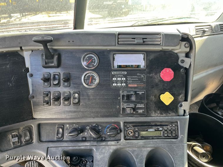 image for item ED2359 2004 Freightliner Columbia semi truck