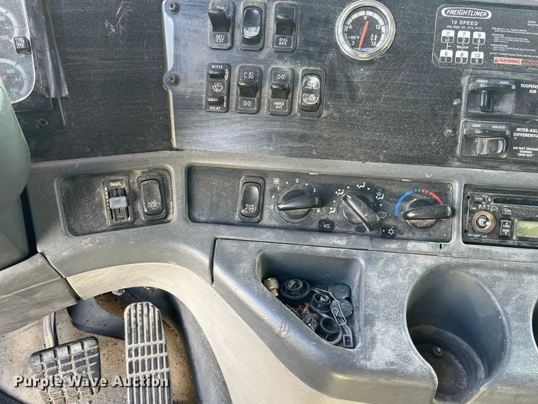 image for item ED2359 2004 Freightliner Columbia semi truck