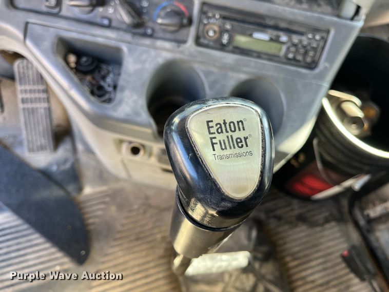 image for item ED2359 2004 Freightliner Columbia semi truck