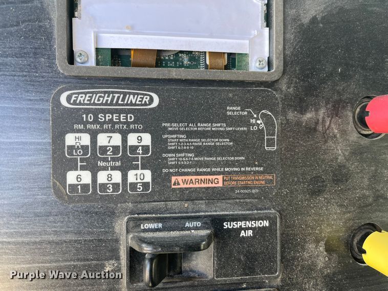 image for item ED2359 2004 Freightliner Columbia semi truck