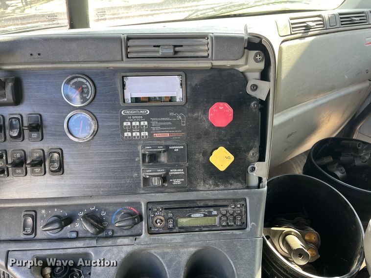 image for item ED2359 2004 Freightliner Columbia semi truck