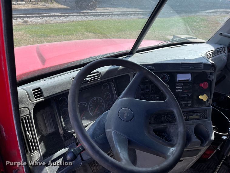 image for item ED2359 2004 Freightliner Columbia semi truck