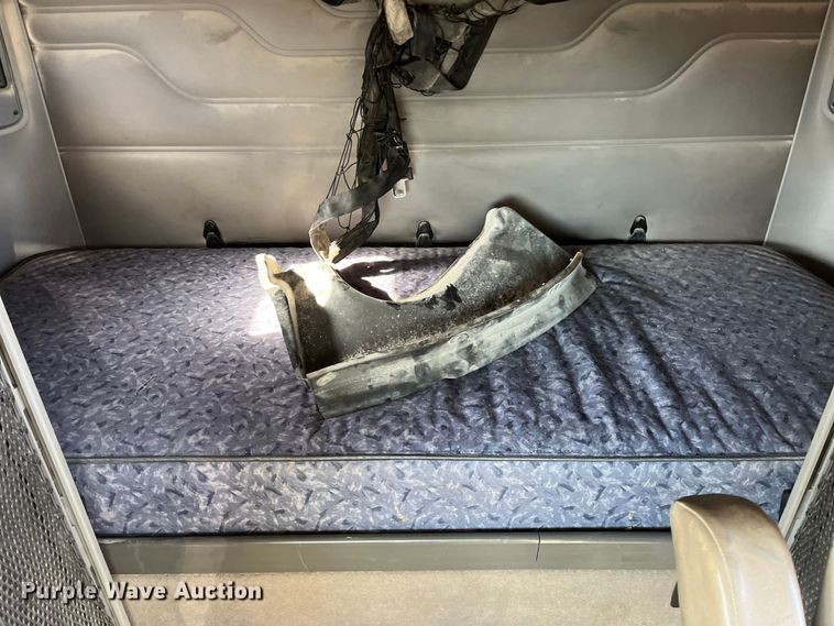 image for item ED2359 2004 Freightliner Columbia semi truck