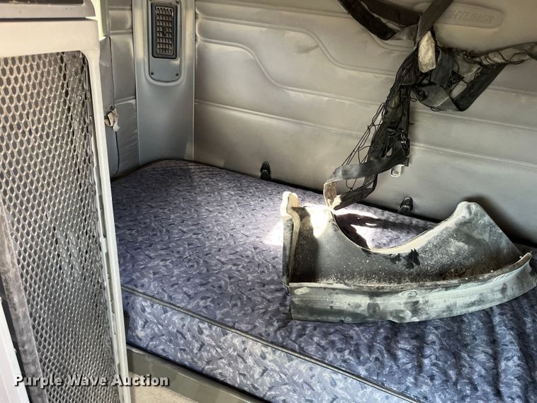 image for item ED2359 2004 Freightliner Columbia semi truck