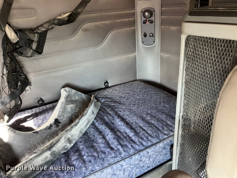 image for item ED2359 2004 Freightliner Columbia semi truck