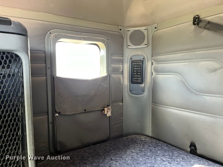 image for item ED2359 2004 Freightliner Columbia semi truck