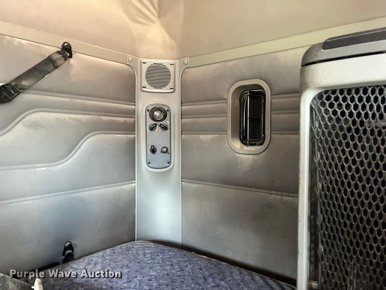 image for item ED2359 2004 Freightliner Columbia semi truck