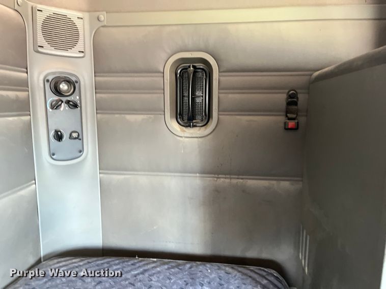 image for item ED2359 2004 Freightliner Columbia semi truck