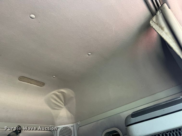 image for item ED2359 2004 Freightliner Columbia semi truck