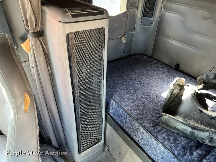 image for item ED2359 2004 Freightliner Columbia semi truck