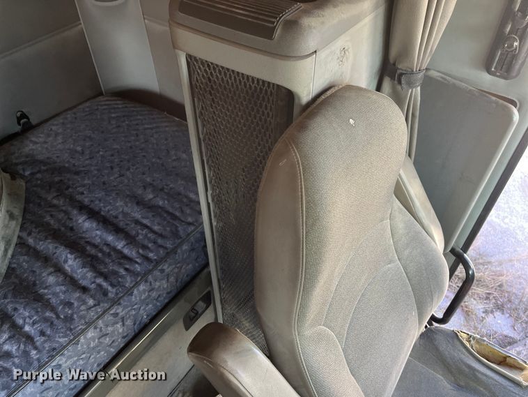 image for item ED2359 2004 Freightliner Columbia semi truck