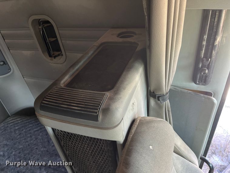 image for item ED2359 2004 Freightliner Columbia semi truck