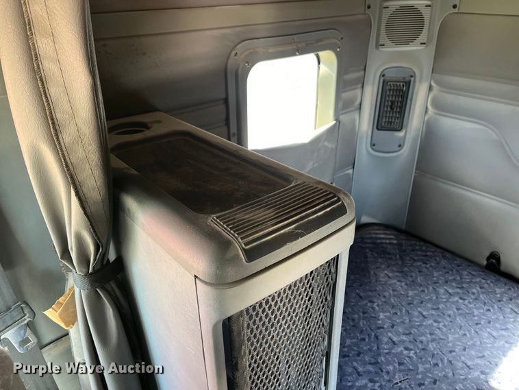 image for item ED2359 2004 Freightliner Columbia semi truck