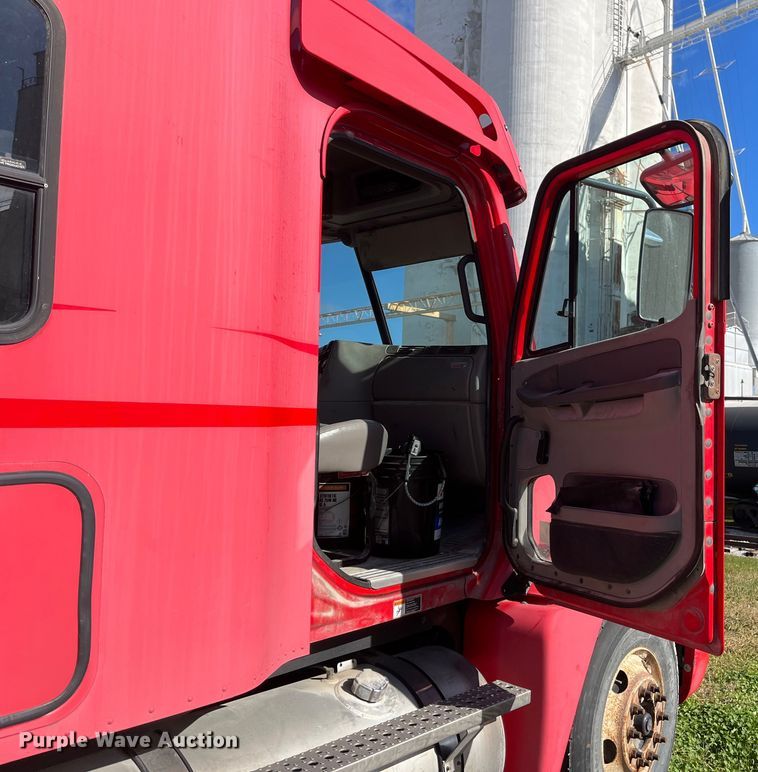 image for item ED2359 2004 Freightliner Columbia semi truck