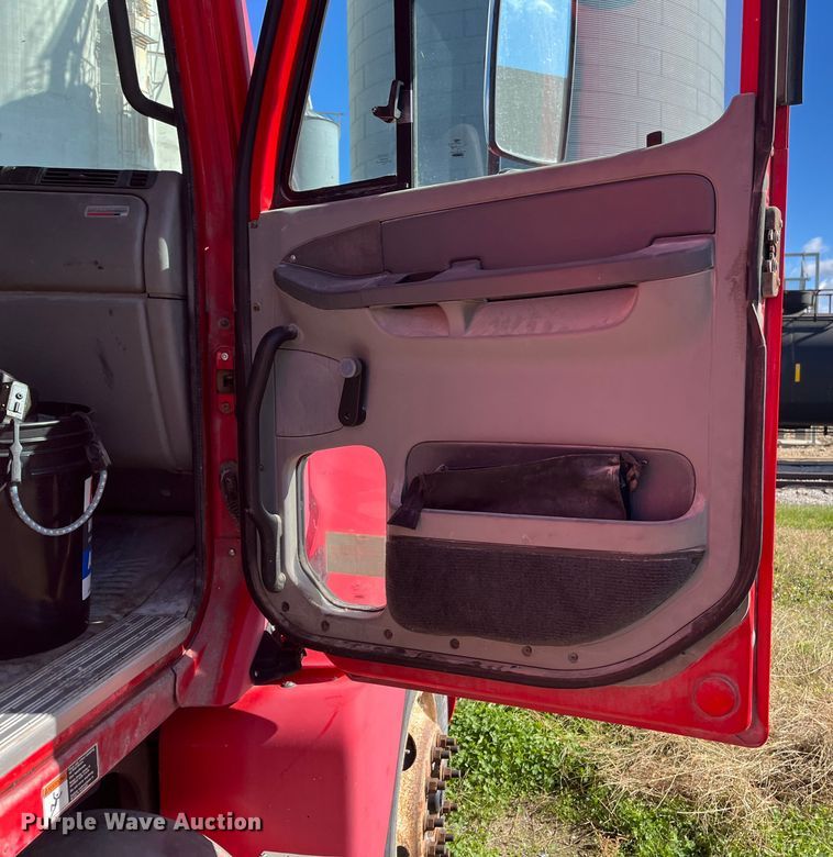 image for item ED2359 2004 Freightliner Columbia semi truck