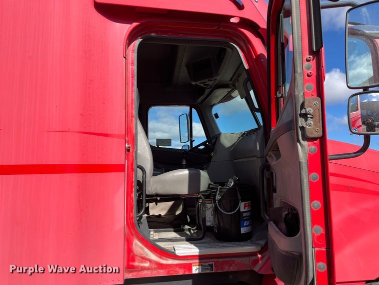 image for item ED2359 2004 Freightliner Columbia semi truck