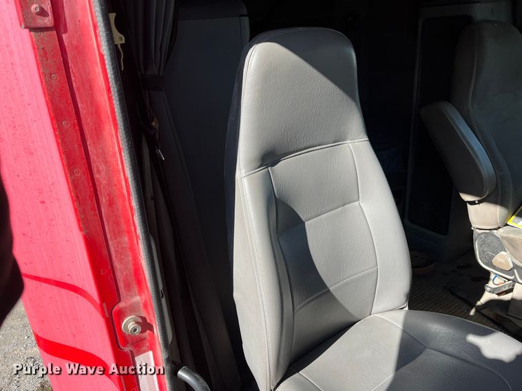 image for item ED2359 2004 Freightliner Columbia semi truck