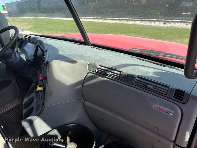 image for item ED2359 2004 Freightliner Columbia semi truck