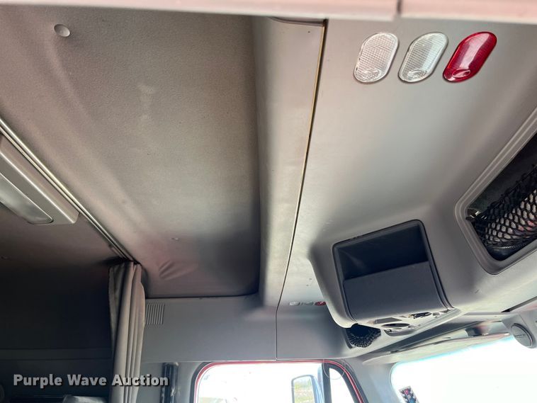 image for item ED2359 2004 Freightliner Columbia semi truck