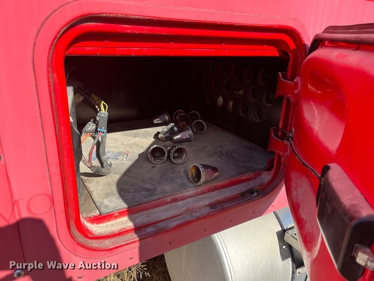 image for item ED2359 2004 Freightliner Columbia semi truck