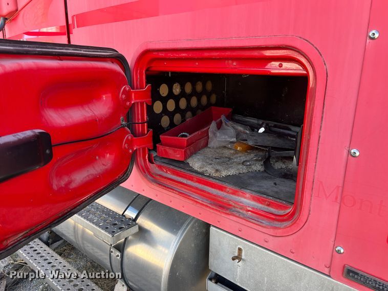 image for item ED2359 2004 Freightliner Columbia semi truck