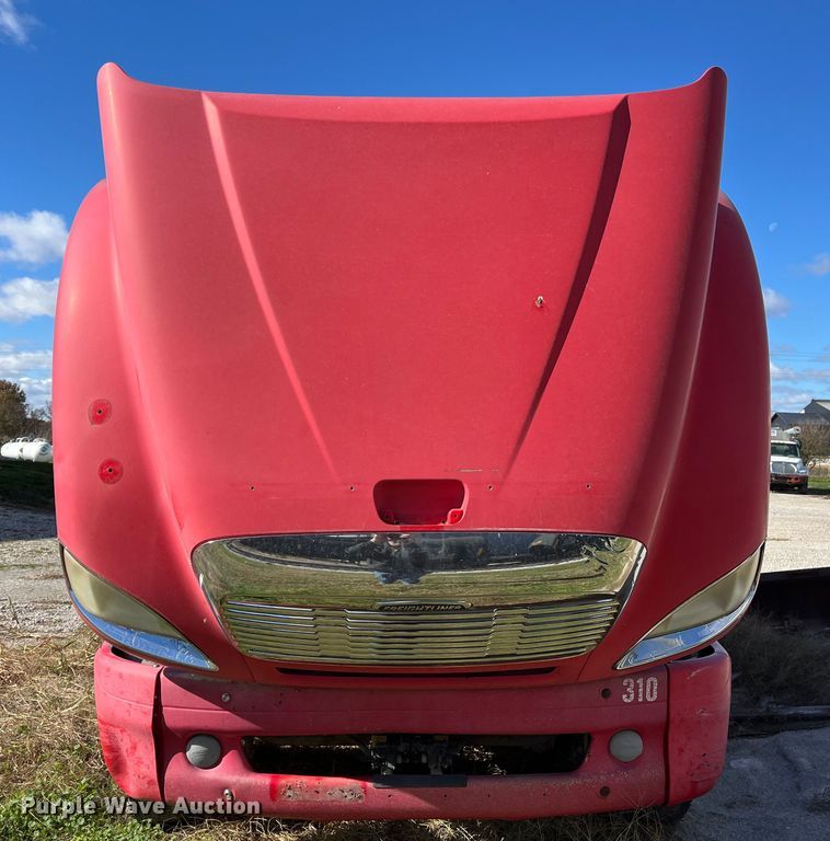 image for item ED2359 2004 Freightliner Columbia semi truck