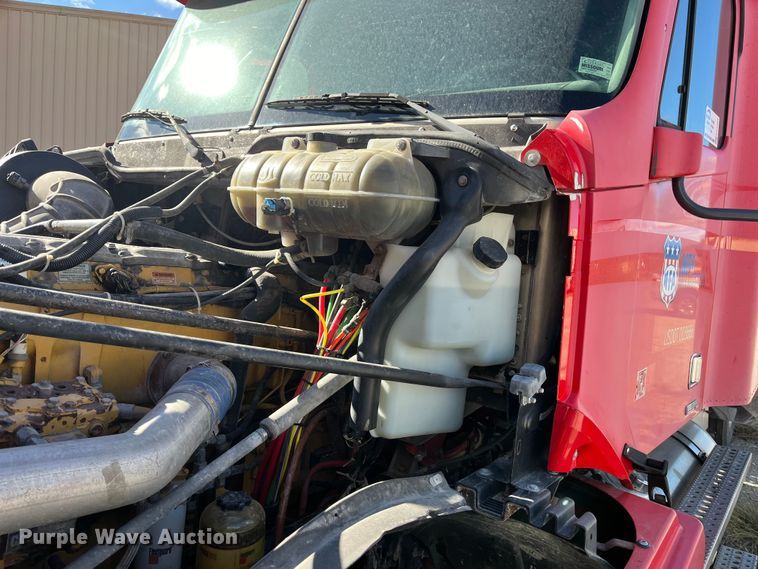 image for item ED2359 2004 Freightliner Columbia semi truck