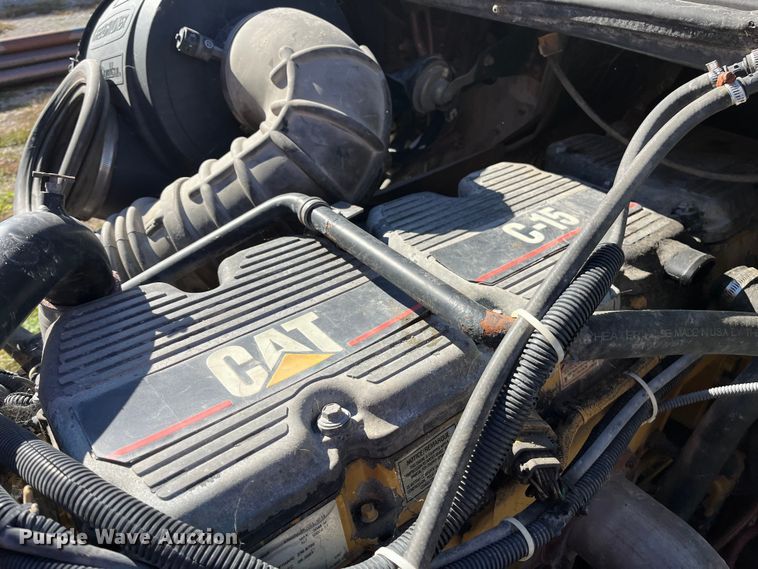 image for item ED2359 2004 Freightliner Columbia semi truck