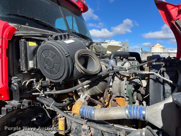 image for item ED2359 2004 Freightliner Columbia semi truck