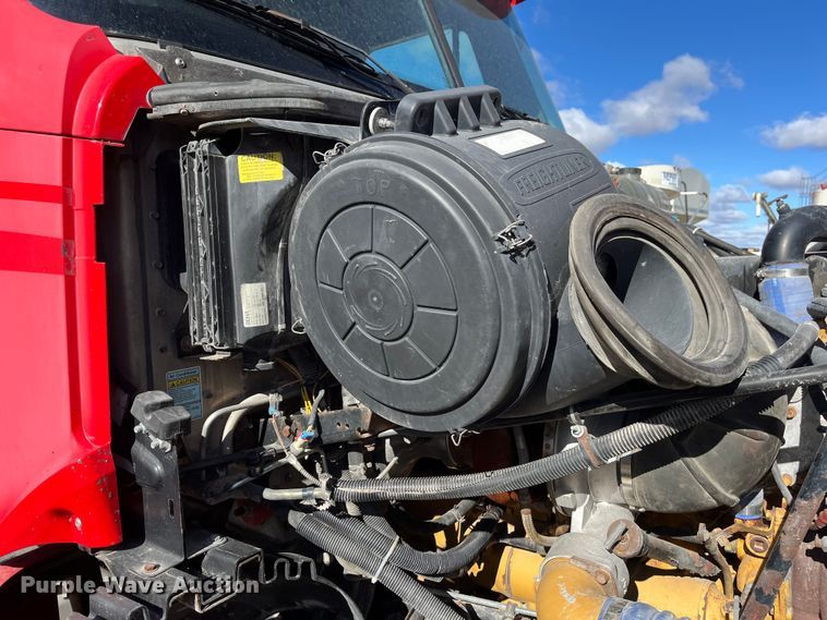 image for item ED2359 2004 Freightliner Columbia semi truck