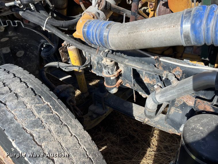 image for item ED2359 2004 Freightliner Columbia semi truck