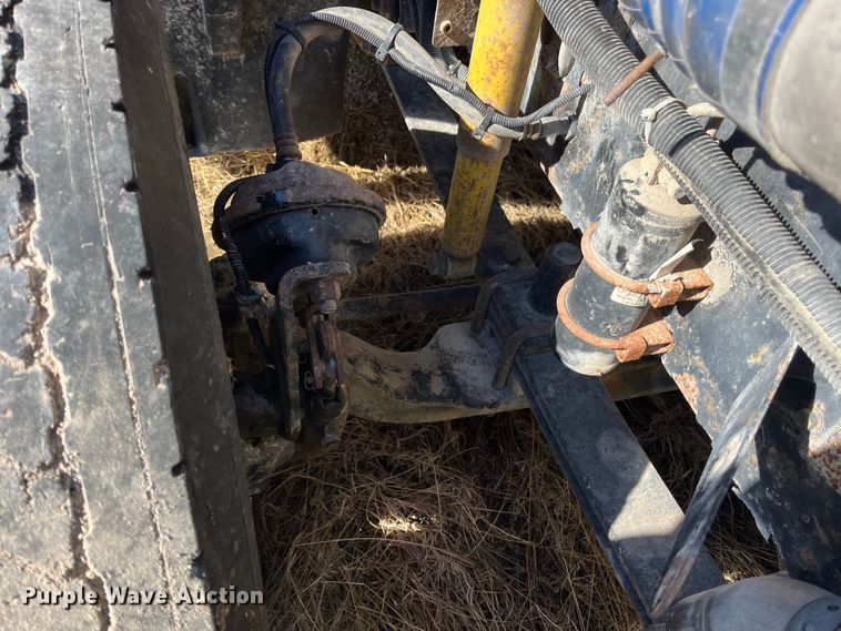 image for item ED2359 2004 Freightliner Columbia semi truck