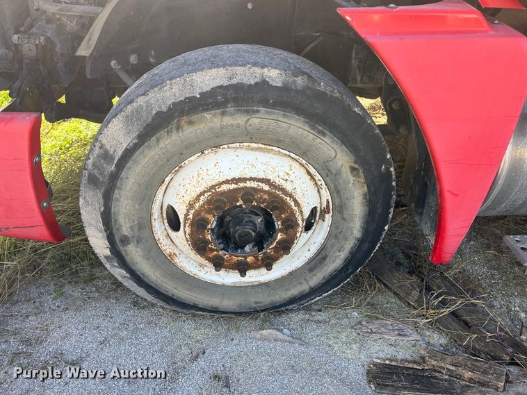 image for item ED2359 2004 Freightliner Columbia semi truck