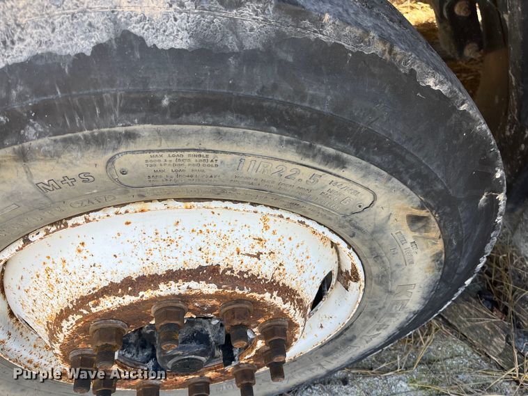 image for item ED2359 2004 Freightliner Columbia semi truck