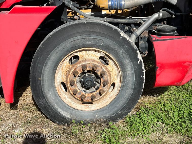 image for item ED2359 2004 Freightliner Columbia semi truck