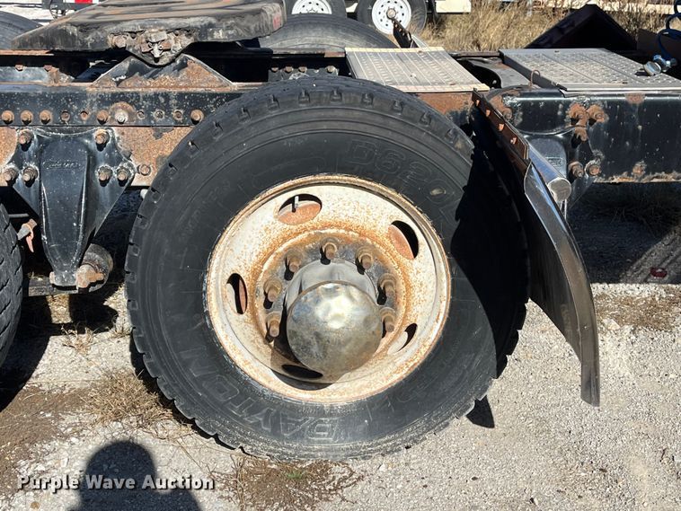 image for item ED2359 2004 Freightliner Columbia semi truck