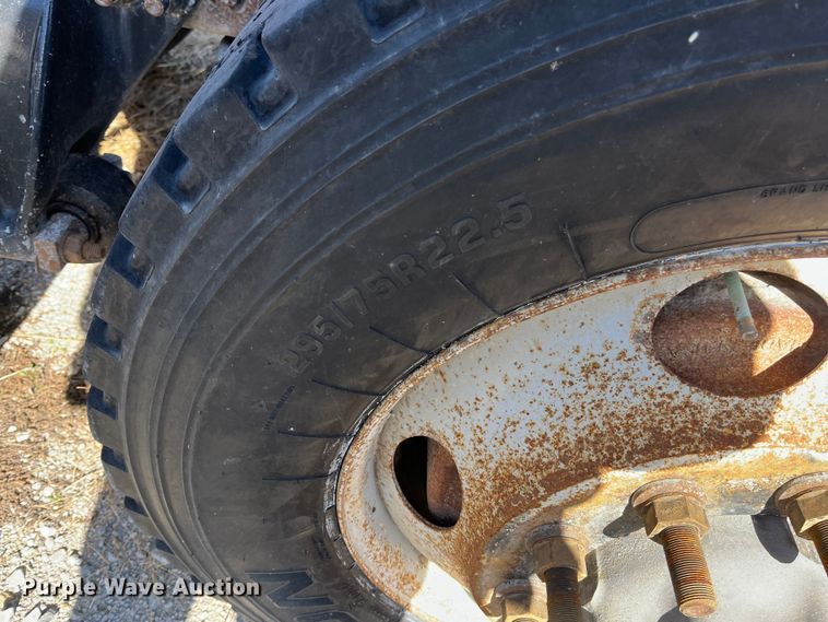 image for item ED2359 2004 Freightliner Columbia semi truck