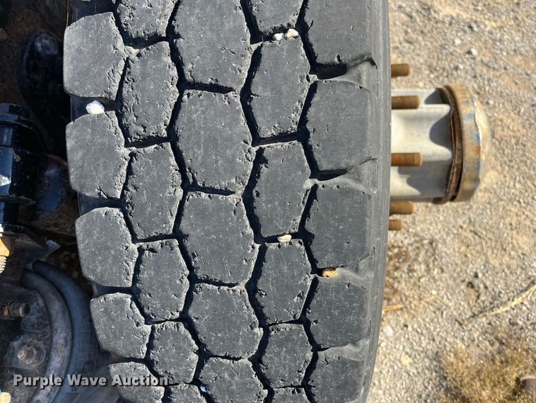 image for item ED2359 2004 Freightliner Columbia semi truck