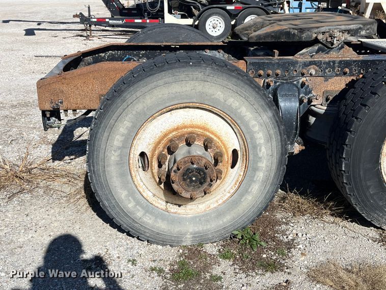 image for item ED2359 2004 Freightliner Columbia semi truck