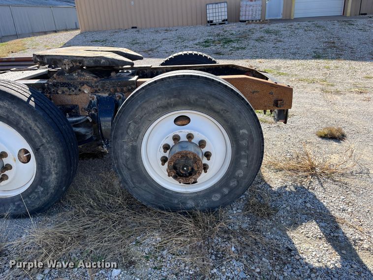 image for item ED2359 2004 Freightliner Columbia semi truck