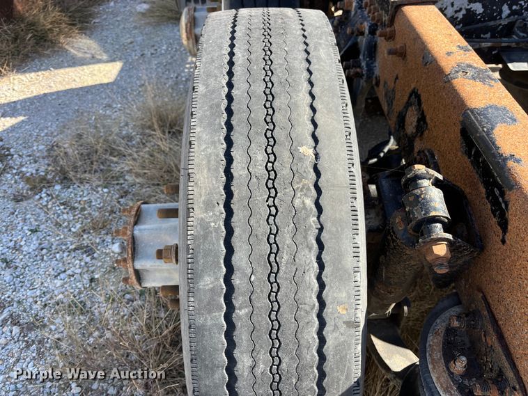 image for item ED2359 2004 Freightliner Columbia semi truck